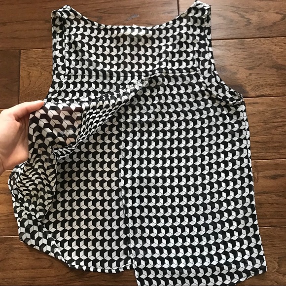 Geo Cube Patterned Sleeveless Button-up Blouse - Picture 5 of 5